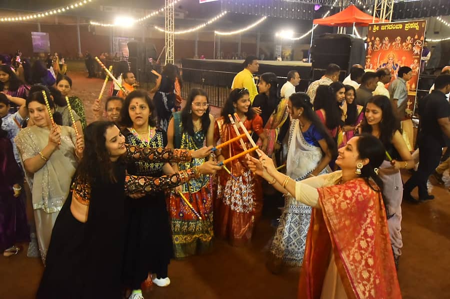 ಹುಬ್ಬಳ್ಳಿಯ ನೆಹರೂ ಮೈದಾನದಲ್ಲಿ ನವರಾತ್ರಿ ಉತ್ಸವದಲ್ಲಿ ಮಹಿಳೆಯರು ದಾಂಡಿಯಾ ನೃತ್ಯ ಪ್ರದರ್ಶಿಸಿದರು