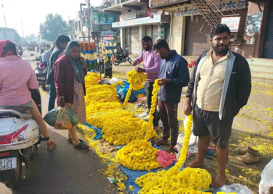 ಹೂವಿನ ಖರೀದಿಯಲ್ಲಿ ತೊಡಗಿರುವ ಜನ