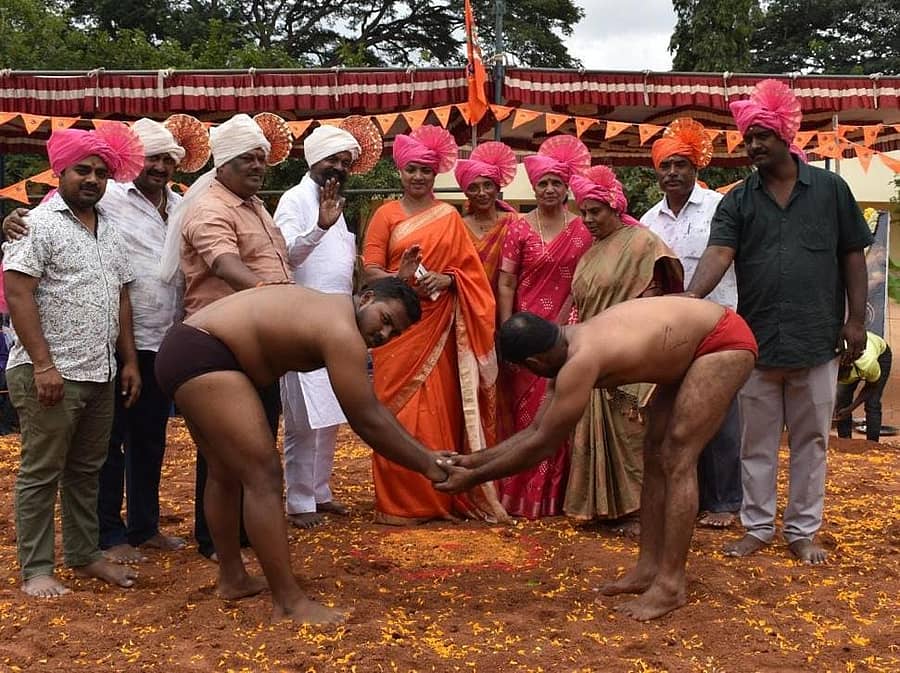 ಹಾರೋಹಳ್ಳಿ ದಸರಾ ಆಚರಣಾ ಸಮಿತಿಯಿಂದ ನಡೆದ ಕುಸ್ತಿ ಪಂದ್ಯಾವಳಿ