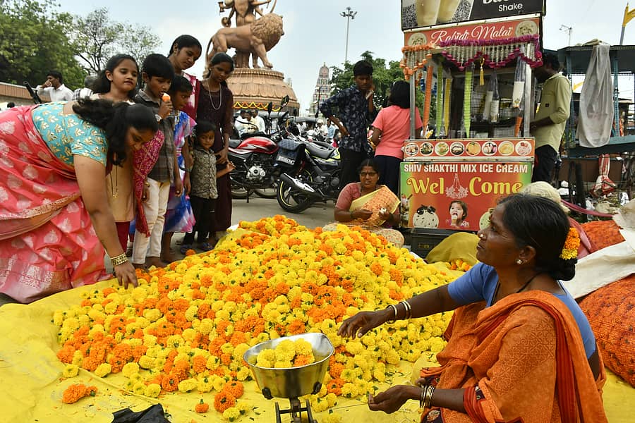 ಆಯುಧ ಪೂಜೆ ಹಿನ್ನೆಲೆಯಲ್ಲಿ ನಗರದ ಕನಕದುರ್ಗೆ ದೇಗುಲದ ಬಳಿ ಮಂಗಳವಾರ ಹೂ ಖರೀದಿಯಲ್ಲಿ ತೊಡಗಿದ್ದ ಜನ 