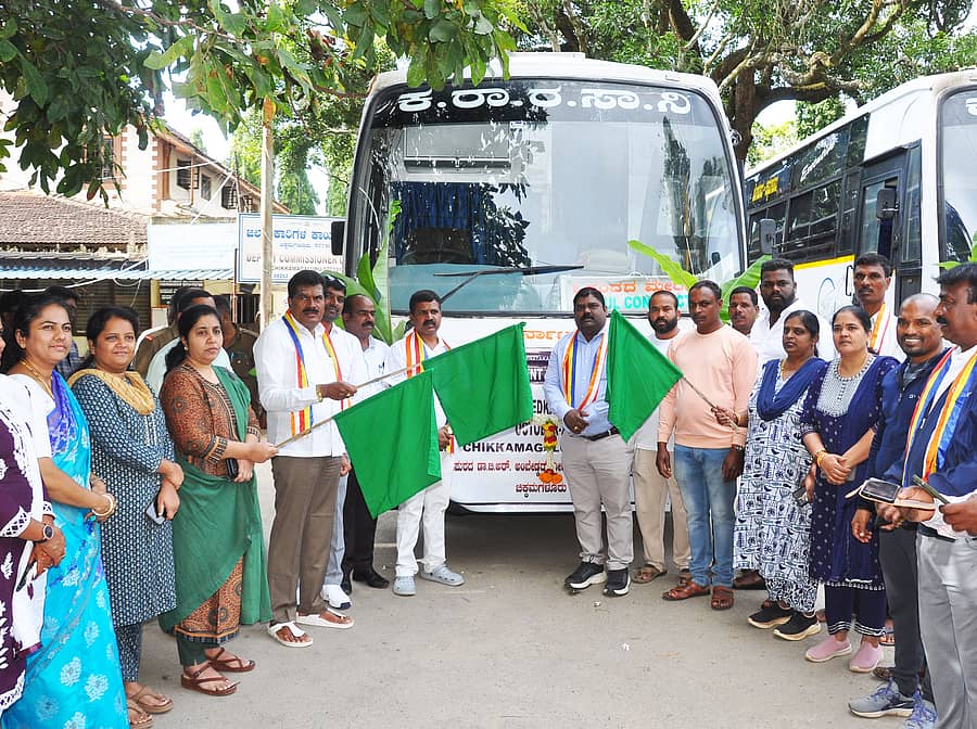 ಚಿಕ್ಕಮಗಳೂರಿನಿಂದ ನಾಗಪುರ ದೀಕ್ಷಾಭೂಮಿಗೆ ಹೊರಟ ಯಾತ್ರೆಗೆ ಶಾಸಕ ಎಚ್.ಡಿ.ತಮ್ಮಯ್ಯ ಹಸಿರು ನಿಶಾನೆ ತೋರಿಸಿದರು