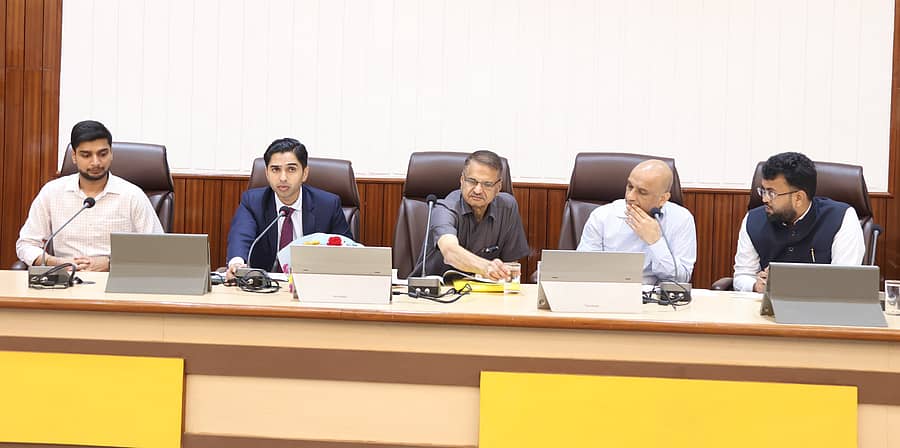 ಬೆಳಗಾವಿ ಜಿಲ್ಲಾ ಪಂಚಾಯಿತಿ ಸಭಾಂಗಣದಲ್ಲಿ ನಡೆದ ಸಭೆಯಲ್ಲಿ ಅಭಿನವ ಜೈನ, ಮೊಹಮ್ಮದ್ ರೋಷನ್, ಸಿ.ಎಂ.ಕುಂದಗೋಳ, ವಿಪುಲ್ ಬನ್ಸಾಲ್, ರಾಹುಲ್ ಶಿಂಧೆ ಪಾಲ್ಗೊಂಡಿದ್ದರು