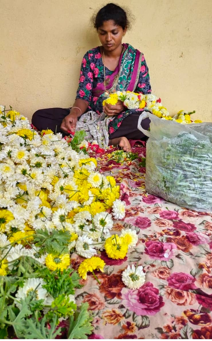 ಮಾಗಡಿ ತಾಲ್ಲೂಕಿನ ಹುಚ್ಚಹನುಮೇಗೌಡನಪಾಳ್ಯದ ವನಜಾಕ್ಷಿ ಹೂ ಕಟ್ಟುತ್ತಿರುವುದು