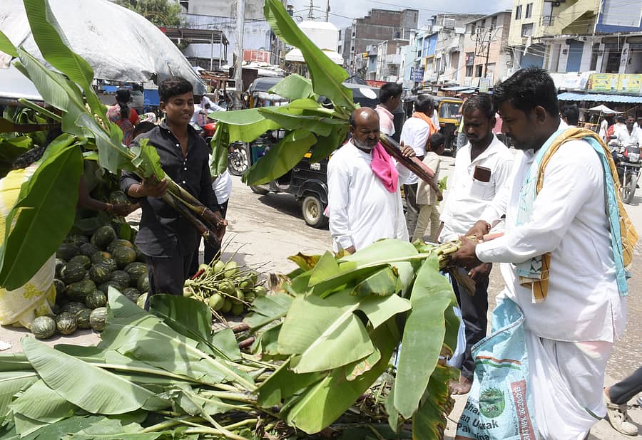 ಯಾದಗಿರಿ ನಗರದಲ್ಲಿ ಮಂಗಳವಾರ ಖರೀದಿಯಲ್ಲಿ ನಿರತವಾಗಿದ್ದ ಗ್ರಾಹಕರು
