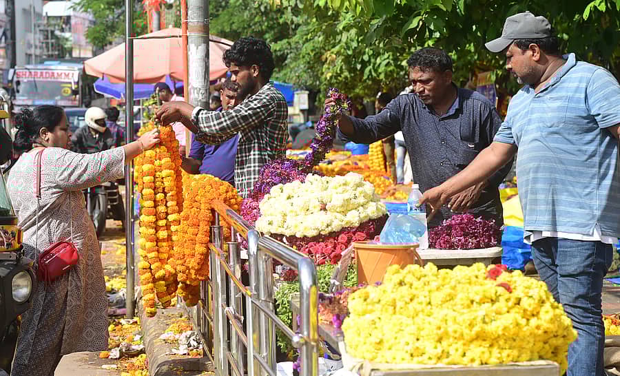 <div class="paragraphs"><p>ಮಂಗಳೂರಿನ ಗಡಿಯಾರ ಗೋಪುರದ ಬಳಿ ಮಂಗಳವಾರ ಹೂವಿನ ವ್ಯಾಪಾರ ಭರಾಟೆ ಜೋರಾಗಿತ್ತು&nbsp; </p></div>