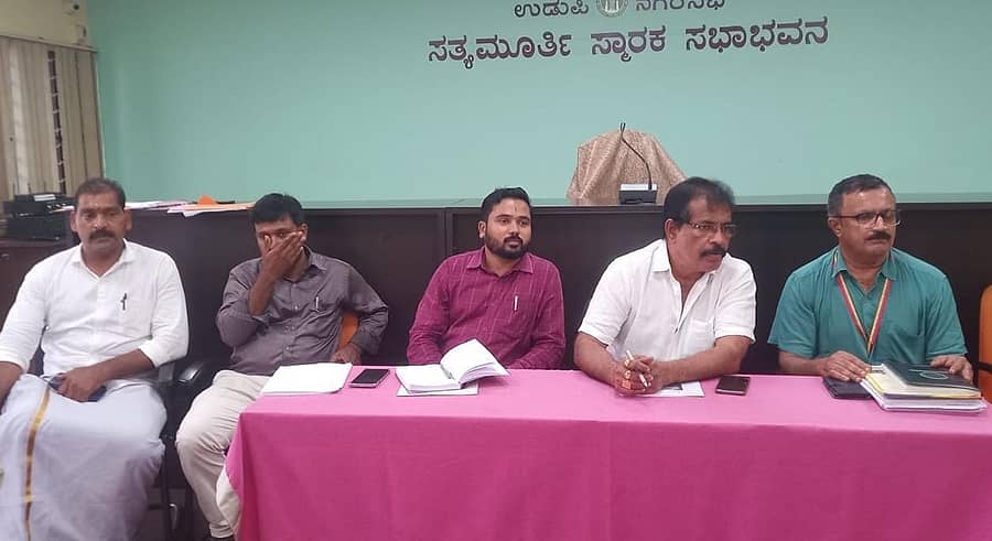 ಉಡುಪಿ ನಗರಸಭೆಯ ಸತ್ಯಮೂರ್ತಿ ಸಭಾಂಗಣದಲ್ಲಿ ಸೋಮವಾರ ಸಭೆ ಜರುಗಿತು