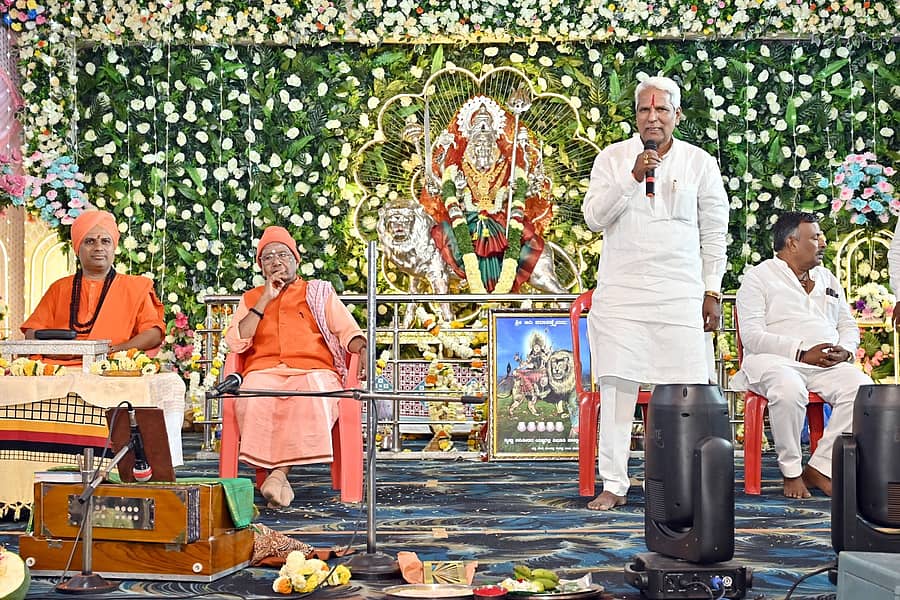 ಮಹಾಲಿಂಗಪುರದ ಬನಶಂಕರಿದೇವಿ ದೇವಸ್ಥಾನದಲ್ಲಿ ನವರಾತ್ರಿ ಏಳನೇ ದಿನವಾದ ಭಾನುವಾರ ಹಮ್ಮಿಕೊಂಡಿದ್ದ ಶ್ರೀದೇವಿ ಪುರಾಣ ಹಾಗೂ ದಸರಾ ಸಾಂಸ್ಕೃತಿಕ ಉತ್ಸವದಲ್ಲಿ ಶಾಸಕ ಸಿದ್ದು ಸವದಿ ಮಾತನಾಡಿದರು