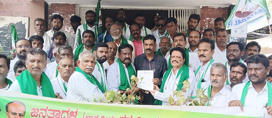 ಮಾನ್ವಿಯಲ್ಲಿ ಮಂಗಳವಾರ ಮಾಜಿ ಶಾಸಕ ರಾಜಾ ವೆಂಕಟಪ್ಪ ನಾಯಕ ನೇತೃತ್ವದಲ್ಲಿ ಜೆಡಿಎಸ್ ಪಕ್ಷದ ಕಾರ್ಯಕರ್ತರು ಗ್ರೇಡ್-2 ತಹಶೀಲ್ದಾರ್ ಅಬ್ದುಲ್ ವಾಹಿದ್ ಅವರಿಗೆ ಮನವಿ ಸಲ್ಲಿಸಿದರು