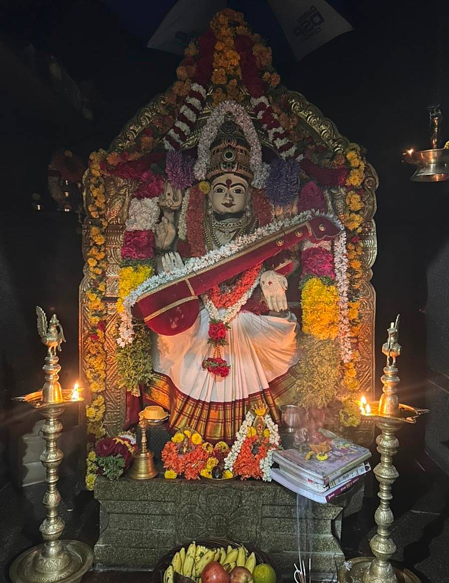 ಆನೇಕಲ್ ತಾಲ್ಲೂಕಿನ ದೊಡ್ಡಹಾಗಡೆ ಚೌಡೇಶ್ವರಿ ದೇವಿಗೆ ನವರಾತ್ರಿ ಪ್ರಯುಕ್ತ ದೇವಿಗೆ ಸರಸ್ವತಿ ಅಲಂಕಾರ ಮಾಡಲಾಗಿತ್ತು