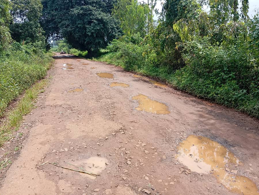 ಚಿಟಗುಪ್ಪ ತಾಲ್ಲೂಕಿನ ಮೀನಕೇರಾದಿಂದ ಬಸೀರಾಪುರ ಗ್ರಾಮಕ್ಕೆ ಸಂಪರ್ಕ ಕಲ್ಪಿಸುವ ರಸ್ತೆಯ ದಿನ್ನಿಯಲ್ಲಿ ನೀರು ಸಂಗ್ರಹವಾಗಿರುವುದು