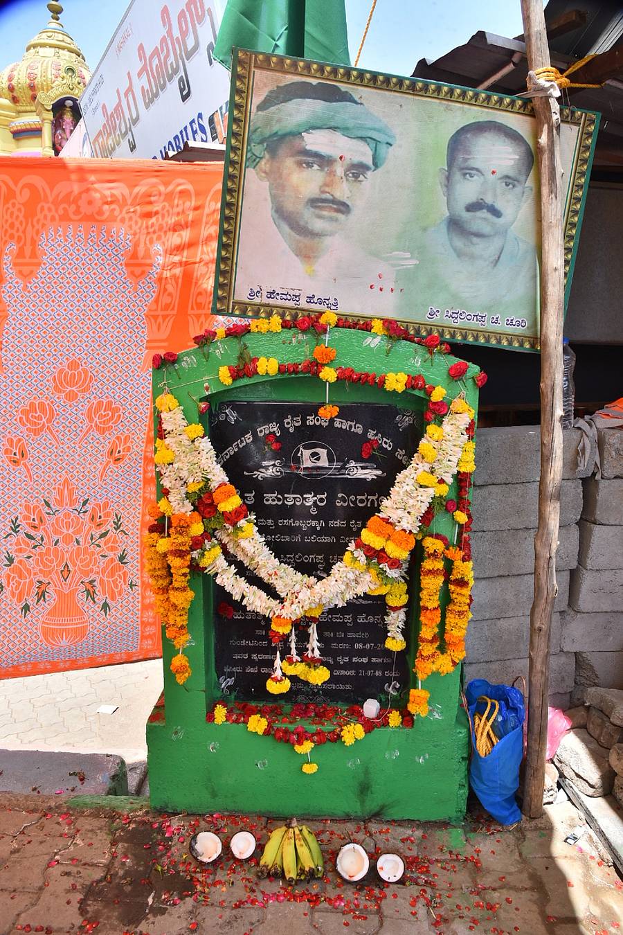 ಹಾವೇರಿಯ ಹೊಸಮನಿ ಸಿದ್ದಪ್ಪ ವೃತ್ತದಲ್ಲಿರುವ ಸಿದ್ದಲಿಂಗಪ್ಪ ಚೂರಿ ಹಾಗೂ ಪುಟ್ಟಪ್ಪ ಹೊನ್ನತ್ತಿ ಅವರ ವೀರಗಲ್ಲು