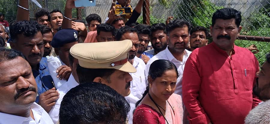 ಗಂಗಾವತಿ ಮಹೆಬೂಬ ನಗರ ಬಳಿಯ ಕಿರುಸೇತುವೆಯಿಂದ ದುರ್ಗಮ್ಮನಹಳ್ಳಕ್ಕೆ ಬಾಲಕ ಬಿದ್ದ ಸ್ಥಳಕ್ಕೆ ಮಂಗಳವಾರ ಜಿಲ್ಲಾ ಉಸ್ತುವಾರಿ ಸಚಿವ ಶಿವರಾಜ ತಂಗಡಗಿ ಭೇಟಿ ನೀಡಿ ಪರಿಶೀಲಿಸಿದರು