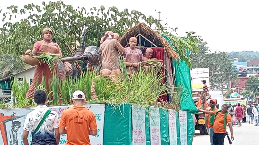 ಗೋಣಿಕೊಪ್ಪಲು ದಸರಾ ಮೆರವಣಿಗೆಯಲ್ಲಿ ಪಾಲ್ಗೊಂಡಿದ್ದ ಸ್ತಬ್ಧ ಚಿತ್ರ. (ಸಂಗ್ರಹ ಚಿತ್ರ)