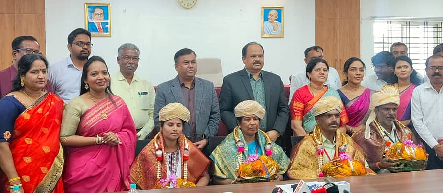 ಕೋಲಾರದಲ್ಲಿ ಮಂಗಳವಾರ ಗಣತಿಕಾರ್ಯ ಪೂರ್ಣಗೊಳಿಸಿದ ಗಣತಿದಾರರನ್ನು ಜಿಲ್ಲಾಧಿಕಾರಿ ಎಂ.ಆರ್.ರವಿ, ಜಿಲ್ಲಾ ಪಂಚಾಯಿತಿ ಸಿಇಒ ಪ್ರವೀಣ್ ಪಿ.ಬಾಗೇವಾಡಿ ಸನ್ಮಾನಿಸಿದರು. ಹೆಚ್ಚುವರಿ ಜಿಲ್ಲಾಧಿಕಾರಿ ಮಂಗಳಾ, ಉಪವಿಭಾಗಾಧಿಕಾರಿ ಡಾ.ಮೈತ್ರಿ, ತಹಶೀಲ್ದಾರ್ಗಳು ಪಾಲ್ಗೊಂಡಿದ್ದರು