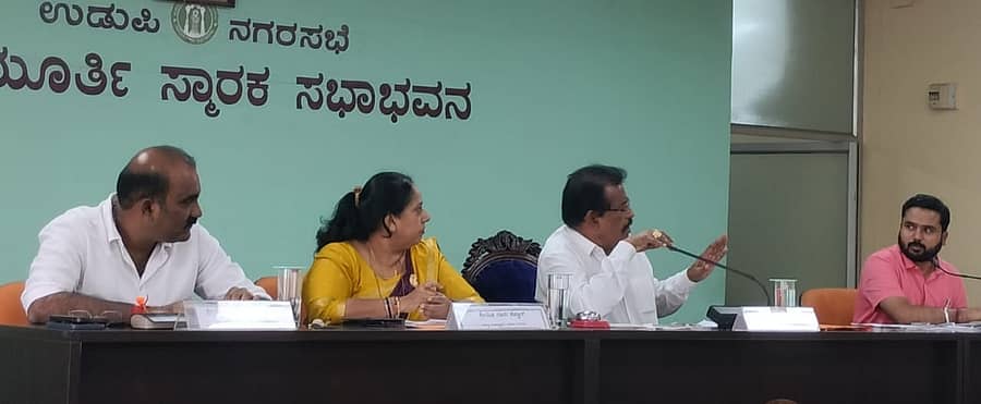 ಸಾಮಾನ್ಯ ಸಭೆಯಲ್ಲಿ ನಗರಸಭೆ ಅಧ್ಯಕ್ಷ ಪ್ರಭಾಕರ ಪೂಜಾರಿ ಮಾತನಾಡಿದರು