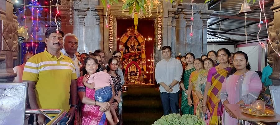 ಹಾರೋಹಳ್ಳಿಯ ರೇಣುಕಾ ಯಲ್ಲಮ್ಮ ದೇವಸ್ಥಾದಲ್ಲಿ ಯಲ್ಲಮ್ಮ ದೇವಿಗೆ ಸರಸ್ವತಿ ಅಲಂಕಾರ ಮಾಡಲಾಗಿತ್ತು