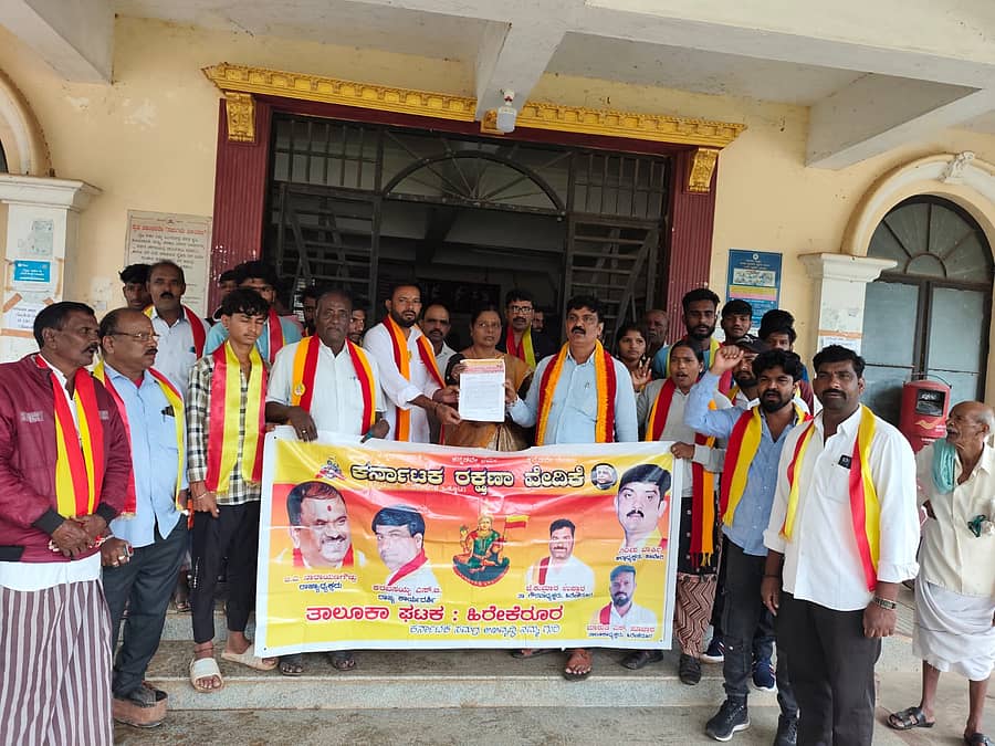 ಕೇಂದ್ರ ಸರ್ಕಾರದ ಒತ್ತಾಯಪೂರ್ವಕ ಹಿಂದಿ ಹೇರಿಕೆ ನಿಲ್ಲಿಸುವಂತೆ ಆಗ್ರಹಿಸಿ ಹಿರೇಕೆರೂರ ಪಟ್ಟಣದ ತಹಶೀಲ್ದಾರ್ ಕಚೇರಿ ಎದುರು ತಾಲ್ಲೂಕು ಕರವೇ ನಾರಾಯಣಗೌಡ ಬಣದ ಕಾರ್ಯಕರ್ತರು ಪ್ರತಿಭಟಿಸಿ ತಾಲ್ಲೂಕಿನ ತಹಶೀಲ್ದಾರ್ ಎಂ.ರೇಣುಕಾ ಅವರಿಗೆ ಮನವಿ ಸಲ್ಲಿಸಿದರು