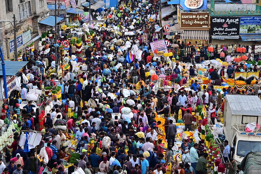 <div class="paragraphs"><p>ಬೆಂಗಳೂರಿನ ಕೃಷ್ಣರಾಜ ಮಾರುಕಟ್ಟೆಯಲ್ಲಿ ಮಂಗಳವಾರ ದಸರಾ ಹಬ್ಬದ ಆಯುಧ ಪೂಜೆ ಮುನ್ನ ದಿನ ಹೂವು ಹಣ್ಣು ಮತ್ತು ಪೂಜಾ ಸಾಮಗ್ರಿಗಳನ್ನು ಖರೀದಿಸಲು ಅಪಾರ ಸಂಖ್ಯೆಯಲ್ಲಿ ಜನರು ಸೇರಿದ್ದರು. </p></div>