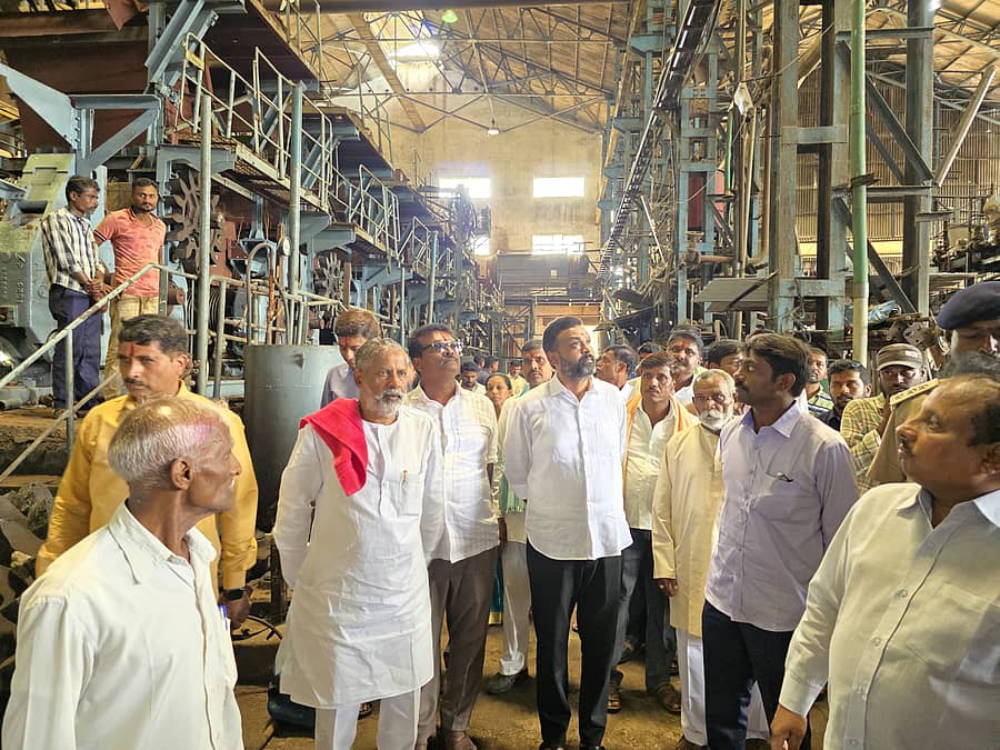 ಎಂ.ಕೆ. ಹುಬ್ಬಳ್ಳಿಯಲ್ಲಿರುವ ಶ್ರೀ ಮಲಪ್ರಭಾ ಸಹಕಾರಿ ಸಕ್ಕರೆ ಕಾರ್ಖಾನೆಗೆ ಚನ್ನರಾಜ ಹಟ್ಟಿಹೊಳಿ ನೇತೃತ್ವದ ಪೆನಲ್‌ನ ಎಲ್ಲ ನಿರ್ದೇಶಕರ ತಂಡವು ಮಂಗಳವಾರ ಭೇಟಿ ನೀಡಿತು
