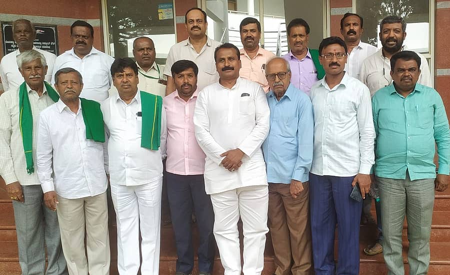 ದೇವನಹಳ್ಳಿಯಲ್ಲಿ ಜಲಾಗ್ರಹ ಸಮಿತಿಗೆ ಚಾಲನೆ ಕುರಿತು ನೀರಾವರಿ ಹೋರಾಟಗಾರರು ಸುದ್ದಿಗೋಷ್ಠಿ ನಡೆಸಿದರು