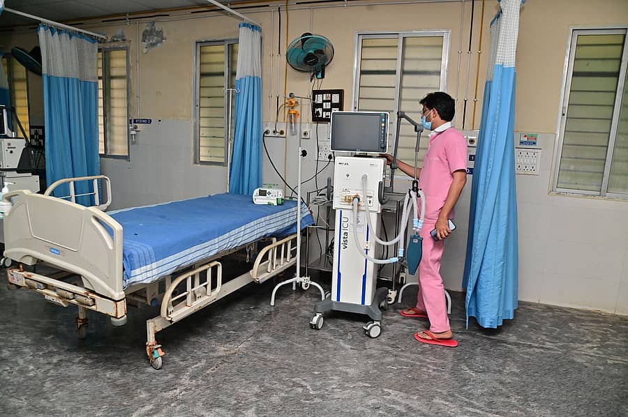 <div class="paragraphs"><p>ದಾವಣಗೆರೆಯ ಚಿಗಟೇರಿ ಜಿಲ್ಲಾ ಆಸ್ಪತ್ರೆಯಲ್ಲಿನ ಐಸಿಯು ವಾರ್ಡ್ನಲ್ಲಿ ನೂತನ ವೆಂಟಿಲೇಟರ್ಗಳನ್ನು ಬೆಡ್ಗಳಿಗೆ ಸಂಯೋಜಿಸಿರುವುದು</p></div>