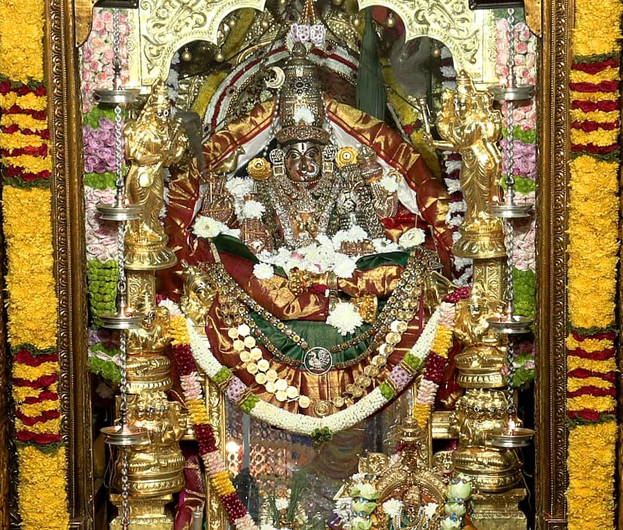 ಶಾರದಾಂಬೆಗೆ ರಾಜರಾಜೇಶ್ವರಿ ಅಲಂಕಾರ ಮಾಡಲಾಗಿತ್ತು