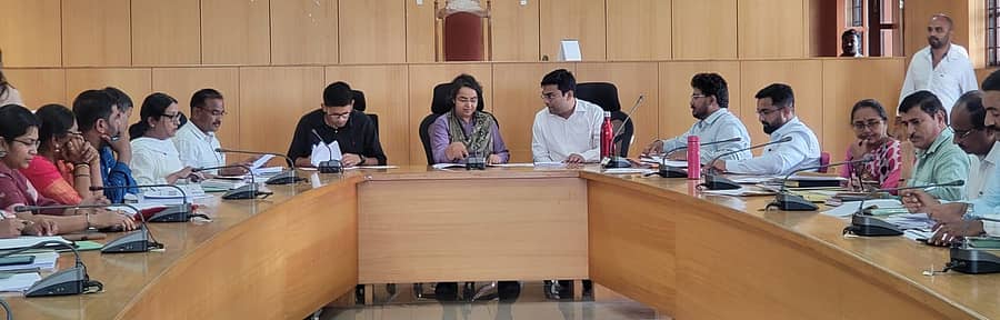 <div class="paragraphs"><p>ರಾಮನಗರದ ಜಿಲ್ಲಾಧಿಕಾರಿ ಕಚೇರಿ ಸಭಾಂಗಣದಲ್ಲಿ ಸಾಮಾಜಿಕ ಹಾಗೂ ಶೈಕ್ಷಣಿಕ ಸಮೀಕ್ಷೆ ಪ್ರಗತಿ ಕುರಿತು ಮಂಗಳವಾರ ನಡೆದ ಪ್ರಗತಿ ಪರಿಶೀಲನಾ ಸಭೆಯಲ್ಲಿ ಬೆಂಗಳೂರು ದಕ್ಷಿಣ ಜಿಲ್ಲಾ ಉಸ್ತುವಾರಿ ಕಾರ್ಯದರ್ಶಿ ರಶ್ಮಿ ಮಹೇಶ್ ಮಾತನಾಡಿದರು. </p></div>