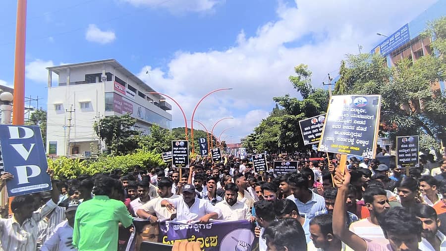ವಿಜಯಪುರ ನಗರದಲ್ಲಿ ಮಂಗಳವಾರ ದಲಿತ ವಿದ್ಯಾರ್ಥಿ ಪರಿಷತ್ತಿನಿಂದ ಯುವಜನನಾಕ್ರೋಶ ರ‍್ಯಾಲಿ ನಡೆಯಿತು 