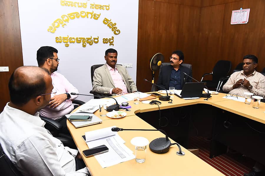 ಚಿಕ್ಕಬಳ್ಳಾಪುರದ ಜಿಲ್ಲಾಧಿಕಾರಿ ಕಚೇರಿ ಸಭಾಂಗಣದಲ್ಲಿ ಮಂಗಳವಾರ ನಡೆದ ‘ಸಾಮಾಜಿಕ ಮತ್ತು ಶೈಕ್ಷಣಿಕ ಸಮೀಕ್ಷೆಯ ಜಿಲ್ಲಾ ಪ್ರಗತಿ ಪರಿಶೀಲನಾ ಸಭೆ’ಯಲ್ಲಿ ರಾಜ್ಯ ಹಿಂದುಳಿದ ವರ್ಗಗಳ ಆಯೋಗದ ಸದಸ್ಯ ಜೆ.ಎನ್. ಶ್ರೀಕಂಠಯ್ಯ ಮಾತನಾಡಿದರು