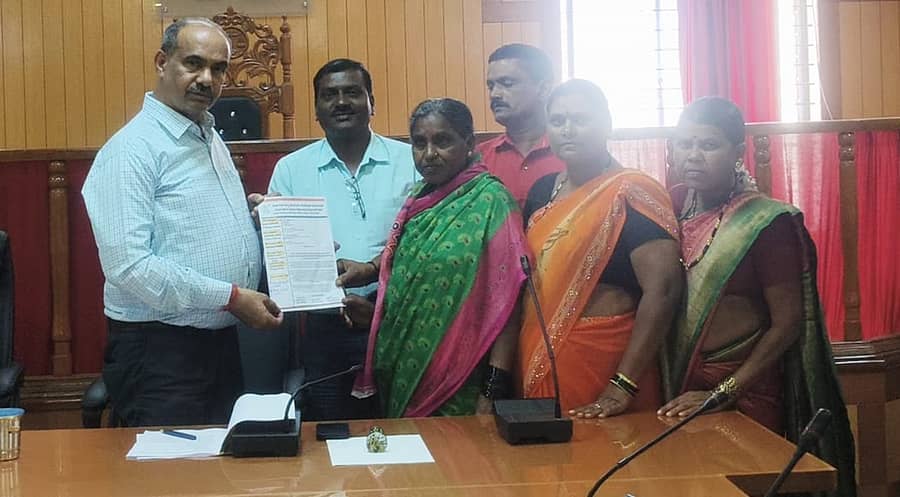 ಕರ್ನಾಟಕ ರಾಜ್ಯ ದೇವದಾಸಿ ಮಹಿಳೆಯರ ವಿಮೋಚನಾ ಸಂಘದ ಜಿಲ್ಲಾ ಸಮಿತಿ ಸದಸ್ಯರು ಜಿಲ್ಲಾಧಿಕಾರಿ ಮೂಲಕ ಸರ್ಕಾರಕ್ಕೆ ಮನವಿ ಸಲ್ಲಿಸಿದರು