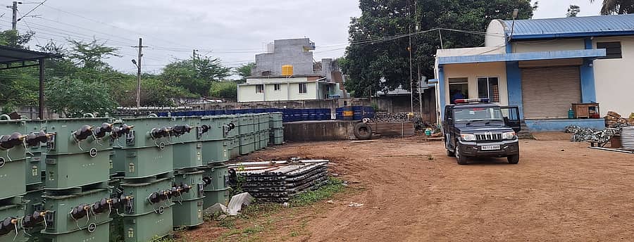 ಹರಿಹರದ ಬೆಸ್ಕಾಂ ವಿಭಾಗೀಯ ಉಗ್ರಾಣಕ್ಕೆ ನಗರ ಠಾಣೆ ಪೊಲೀಸರು ಭೇಟಿ ನೀಡಿ ಪರಿಶೀಲಿಸಿದರು