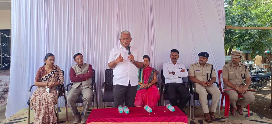 ಮುಧೋಳದಲ್ಲಿ ಮಂಗಳವಾರ ಪೊಲೀಸ್ ಇಲಾಖೆಗೆ ನಾಲ್ಕು ವಾಹನವನ್ನು ಹಸ್ತಾಂತರಿಸಿ ಜಿಲ್ಲಾ ಉಸ್ತುವಾರಿ ಸಚಿವ ಆರ್.ಬಿ.ತಿಮ್ಮಾಪುರ ಮಾತನಾಡಿದರು