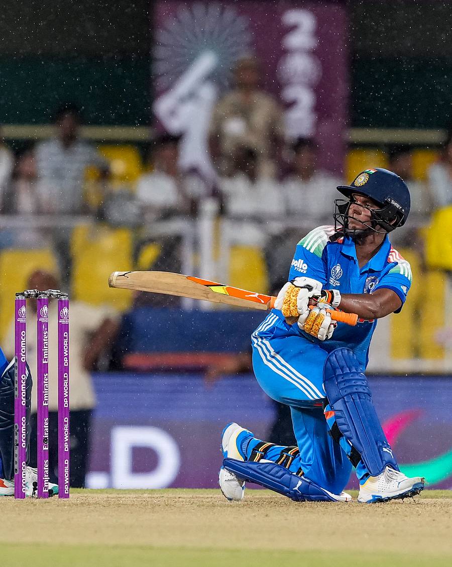 ಭಾರತ ತಂಡದ ದೀಪ್ತಿ ಶರ್ಮಾ ಅವರ ಆಟದ ವೈಖರಿ  –ಪಿಟಿಐ ಚಿತ್ರ