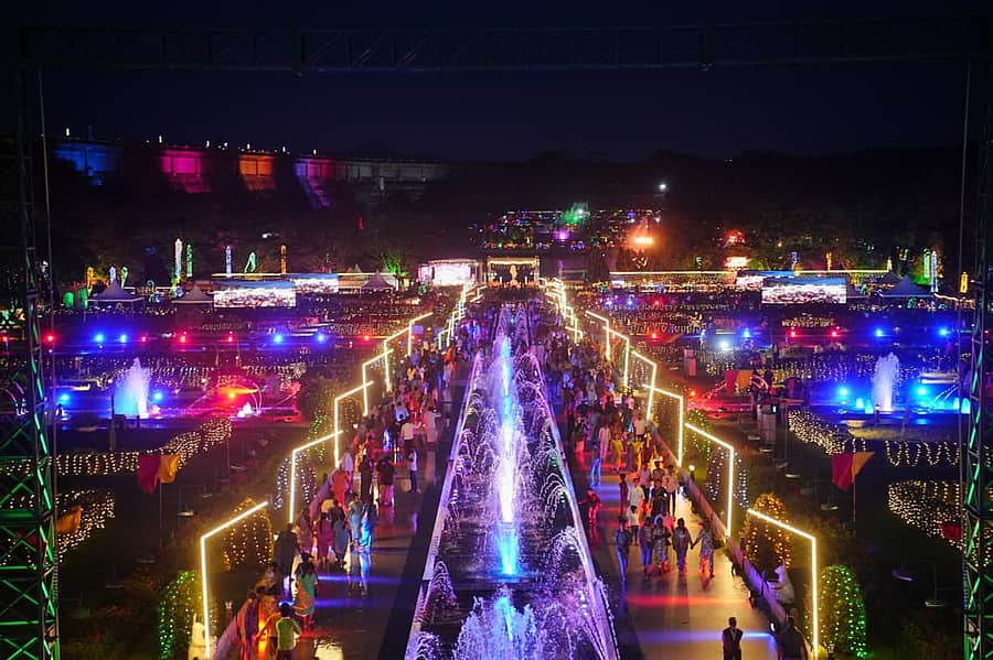 ಶ್ರೀರಂಗಪಟ್ಟಣ ದಸರಾ ಮತ್ತು ಕಾವೇರಿ ಆರತಿ ಅಂಗವಾಗಿ ಕೆಆರ್‌ಎಸ್‌ ಬೃಂದಾವನ ಉದ್ಯಾನದಲ್ಲಿ ಮಾಡಿದ್ದ ವಿಶೇಷ ವಿದ್ಯುದ್ದೀಪ ಅಲಂಕಾರ