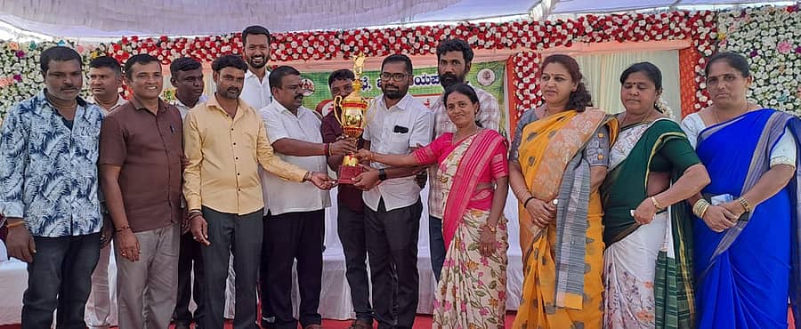 ವಿವಿಧ ಕ್ರೀಡೆಯಲ್ಲಿ ವಿಜೇತರಾದ ಪೌರಕಾರ್ಮಿಕರಿಗೆ ಚನ್ನರಾಯಪಟ್ಟಣದಲ್ಲಿ ಶಾಸಕ ಸಿ.ಎನ್. ಬಾಲಕೃಷ್ಣ, ಪುರಸಭಾಧ್ಯಕ್ಷ ಸಿ.ಎನ್. ಮೋಹನ್ ಮಂಗಳವಾರ ಬಹುಮಾನ ವಿತರಿಸಿದರು