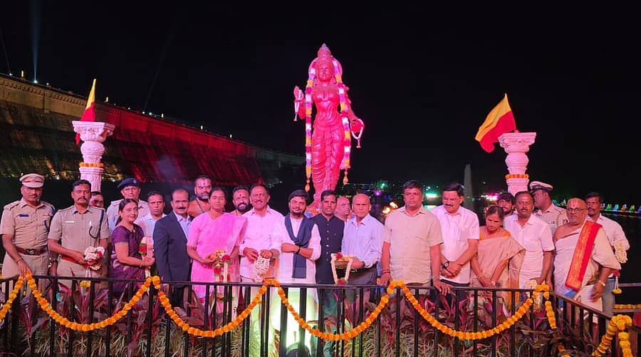 ಶ್ರೀರಂಗಪಟ್ಟಣ ತಾಲ್ಲೂಕಿನ ಕೆಆರ್ಎಸ್ ಬೃಂದಾವನದಲ್ಲಿ ಮಂಗಳವಾರ ‘ಕಾವೇರಿ ಆರತಿ’ಯ ಸಮಾರೋಪ ಸಮಾರಂಭದಲ್ಲಿ ಕಾವೇರಿ ಮಾತೆಗೆ ವಿನಯ್ ಗುರೂಜಿ ಸಾನ್ನಿಧ್ಯದಲ್ಲಿ ಪೂಜೆ ಸಲ್ಲಿಸಲಾಯಿತು. ಶಾಸಕರಾದ ರಮೇಶ ಬಂಡಿಸಿದ್ದೇಗೌಡ, ಪಿ.ರವಿಕುಮಾರ್, ದಿನೇಶ್ ಗೂಳಿಗೌಡ, ಪ್ರೊ.ಕೃಷ್ಣೇಗೌಡ, ಜಿಲ್ಲಾಧಿಕಾರಿ ಕುಮಾರ ಪಾಲ್ಗೊಂಡಿದ್ದರು