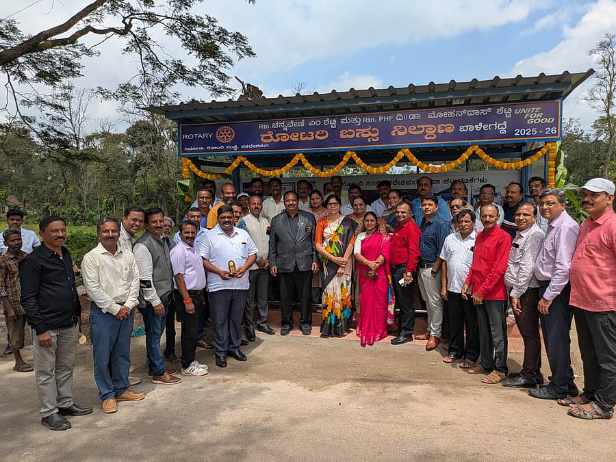 ಸಕಲೇಶಪುರದ ಬಾಳೇಗದ್ದೆ ಬಡಾವಣೆಯಲ್ಲಿ ರೋಟರಿ ಸಂಸ್ಥೆ ವತಿಯಿಂದ ನಿರ್ಮಾಣ ಮಾಡಿರುವ ಬಸ್ ನಿಲ್ದಾಣವನ್ನು ಶನಿವಾರ ರೋಟರಿ ಡಿಸ್ಟಿಕ್ಟ್ ಗೌರ್ನರ್ ಪಾಲಾಕ್ಷ ಲೋಕಾರ್ಪಣೆ ಮಾಡಿದರು