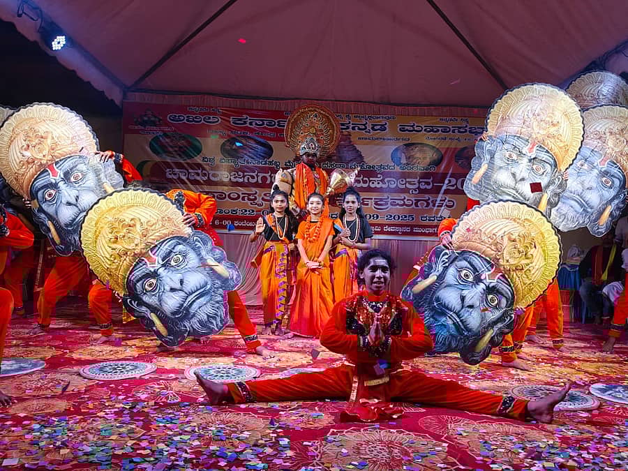 ಚಾಮರಾಜನಗರ ಅಖಿಲ ಕರ್ನಾಟಕ ಕನ್ನಡ ಮಹಾಸಭಾದಿಂದ ಮೈಸೂರು ದಸರಾ ಮಹೋತ್ಸವ ಅಂಗವಾಗಿ ನಡೆದ 7ನೇ ದಿನದ ಸಾಂಸ್ಕೃತಿಕ ಕಾರ್ಯಕ್ರಮದಲ್ಲಿ ನೃತ್ಯ ಪ್ರದರ್ಶಿಸಿದರು 