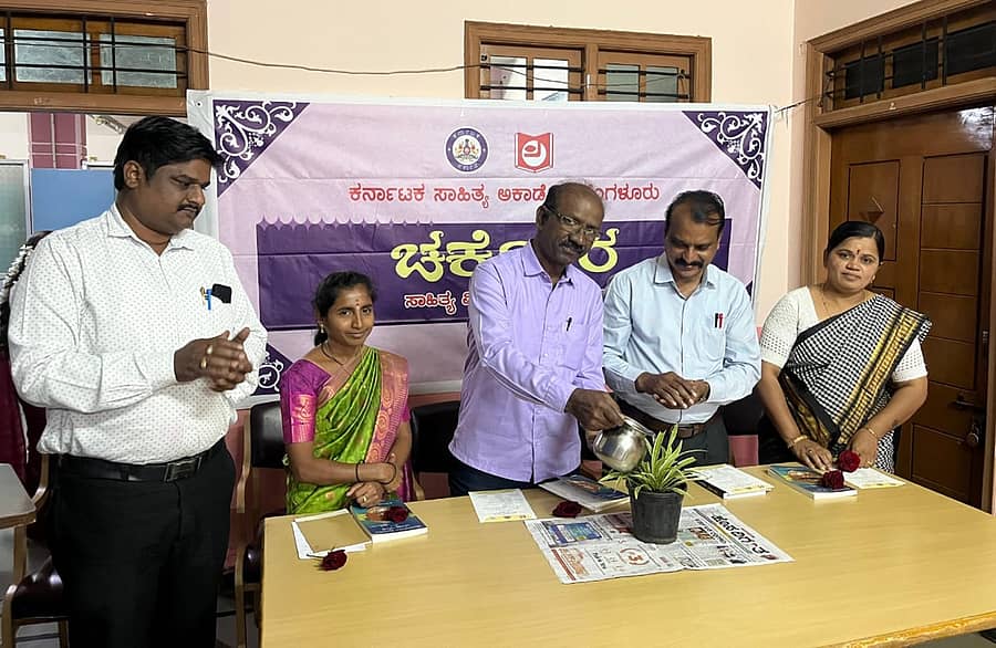 ಗದುಗಿನ ಚಕೋರ ಸಾಹಿತ್ಯ ವೇದಿಕೆ ಮತ್ತು ಡಾ. ಎಂ.ಎಂ.ಕಲಬುರ್ಗಿ ಸಂಶೋಧನಾ ಕೇಂದ್ರದ ಸಹಯೋಗದಲ್ಲಿ ನಡೆದ ದಸರಾ ಕವಿಗೋಷ್ಠಿಯನ್ನು ಹಿರಿಯ ಸಾಹಿತಿ ಎ.ಎಸ್‌.ಮಕಾನದಾರ ಉದ್ಘಾಟಿಸಿದರು