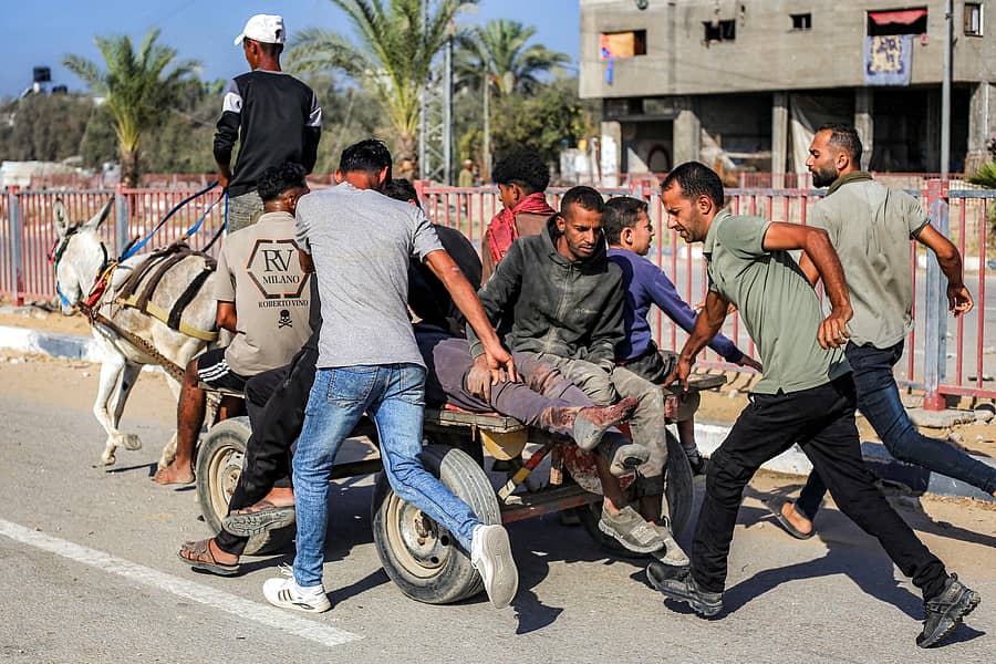 ಗಾಜಾಪಟ್ಟಿಯಲ್ಲಿ ಮಂಗಳವಾರ ಮೃತಪಟ್ಟ ವ್ಯಕ್ತಿಯ ಶವವನ್ನು ಜನರು ತಳ್ಳುಗಾಡಿಯೊಂದರಲ್ಲಿ ಕೊಂಡೊಯ್ದರು –ಎಎಫ್ಪಿ ಚಿತ್ರ