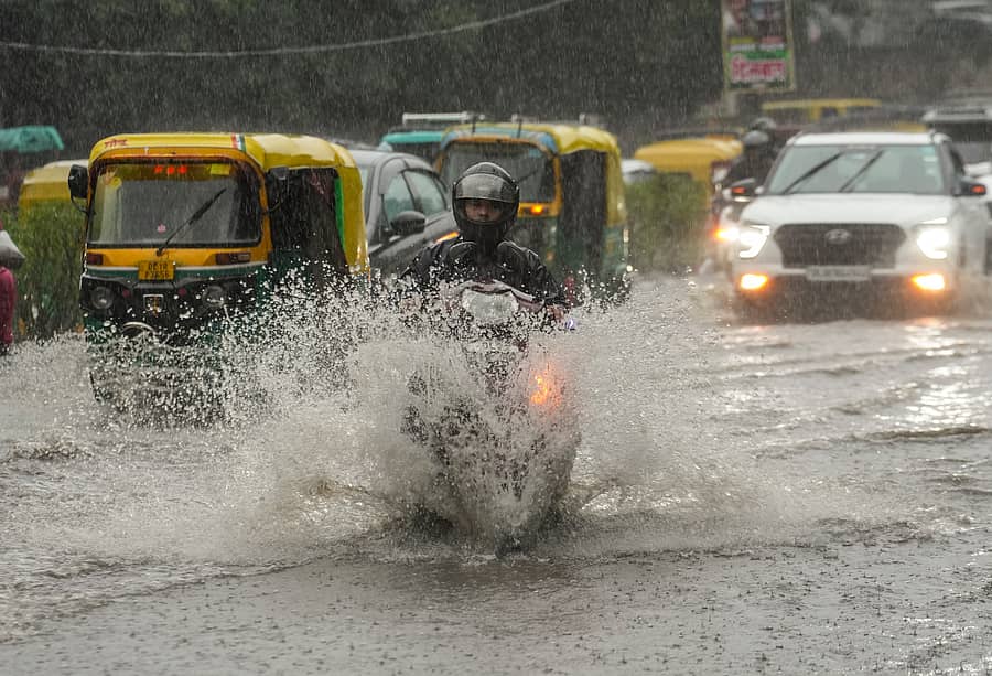 ದೆಹಲಿಯಲ್ಲಿ ಮಂಗಳವಾರ ಜಲಾವೃತಗೊಂಡ ರಸ್ತೆಯಲ್ಲಿ ವಾಹನ ಸವಾರರು ಸಂಚರಿಸಲು ಪರದಾಡಿದರು –ಪಿಟಿಐ ಚಿತ್ರ