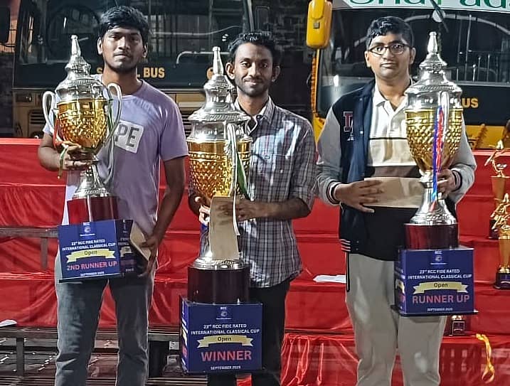 ಪ್ರಶಸ್ತಿ ಗೆದ್ದ ನಿತಿನ್ ಬಾಬು (ಮಧ್ಯ), ರನ್ನರ್ ಅಪ್ ಲಾಡ್ ಮಂದಾರ್ ಪ್ರದೀಪ್ (ಬಲ) ಮತ್ತು ಮೂರನೇ ಸ್ಥಾನ ಗಳಿಸಿದ ದಿನೇಶ್ ಕುಮಾರ್ ಜಗನ್ನಾಥನ್