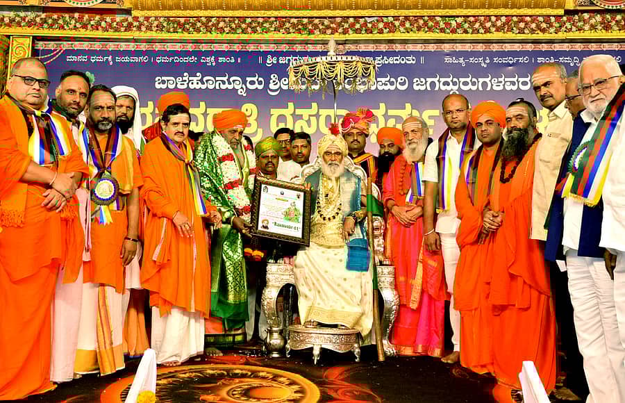 ಬಸವಕಲ್ಯಾಣದಲ್ಲಿ ಮಂಗಳವಾರ ನಡೆದ 9ನೇ ದಿನದ 34ನೇ ದಸರಾ ಧರ್ಮ ಸಮ್ಮೇಳನದಲ್ಲಿ ರಂಭಾಪುರಿ ವೀರಸೋಮೇಶ್ವರ ಶಿವಾಚಾರ್ಯರು ಗದಗಿನ ವಿಮುಲರೇಣುಕ ವಿರಕ್ತಮುನಿ ಶಿವಾಚಾರ್ಯರಿಗೆ ‘ಶಿವಾಚಾರ್ಯ ರತ್ನ’ ಪ್ರಶಸ್ತಿ ನೀಡಿದರು. ಹಾರಕೂಡ ಚನ್ನವೀರ ಶಿವಾಚಾರ್ಯರು, ತಡೋಳಾ ರಾಜೇಶ್ವರ ಶಿವಾಚಾರ್ಯರು, ಶಾಸಕ ಶರಣು ಸಲಗರ ಉಪಸ್ಥಿತರಿದ್ದರು