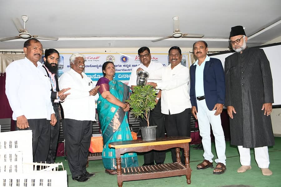 ಕಲಬುರಗಿಯಲ್ಲಿ ಮಂಗಳವಾರ ಹಮ್ಮಿಕೊಂಡಿದ್ದ ವಿಶ್ವ ಪ್ರವಾಸೋದ್ಯಮ ದಿನಾಚರಣೆ ಕಾರ್ಯಕ್ರಮವನ್ನು ಕನ್ನಡ ಸಾಹಿತ್ಯ ಪರಿಷತ್‌ ಜಿಲ್ಲಾಧ್ಯಕ್ಷ ವಿಜಯಕುಮಾರ ಪಾಟೀಲ ತೇಗಲತಿಪ್ಪಿ ಉದ್ಘಾಟಿಸಿದರು