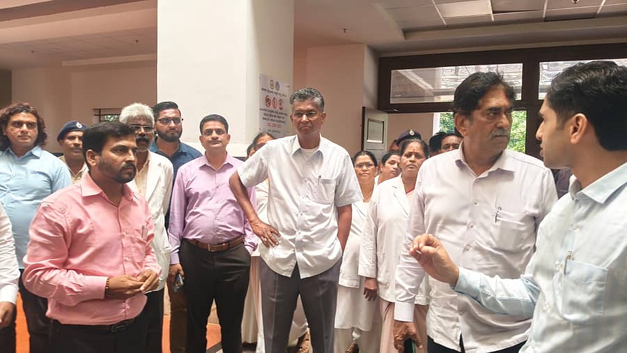 ಬೆಳಗಾವಿಯ ಸೂಪರ್‌ ಸ್ಪೆಷಾಲಿಟಿ ಆಸ್ಪತ್ರೆಯನ್ನು ಸಚಿವ ಸತೀಶ ಜಾರಕಿಹೊಳಿ ಮಂಗಳವಾರ ಪರಿಶೀಲಿಸಿದರು