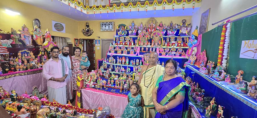 ಆನೇಕಲ್‌ ತಾಲ್ಲೂಕಿನ ನಾರಾಯಣಘಟ್ಟದ ಮನೆಯೊಂದರಲ್ಲಿ ಗೊಂಬೆ ಕುಳ್ಳರಿಸಿರುವುದು