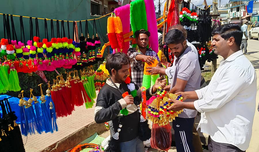 ಆಯುಧ ಪೂಜೆ ಪ್ರಯುಕ್ತ ನಗರದ ತೊಗರಿಹಂಕಲ್ ವೃತ್ತದಲ್ಲಿ ವಾಹನ ಅಲಂಕಾರಿಕ ವಸ್ತುಗಳ ಖರೀದಿಯಲ್ಲಿ ಜನ ತೊಡಗಿದ್ದರು