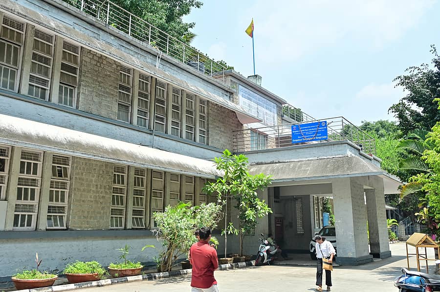 ಸರ್ಕಾರಿ ಆಯರ್ವೇದ ಆಸ್ಪತ್ರೆಯ ಹೊರನೋಟ 