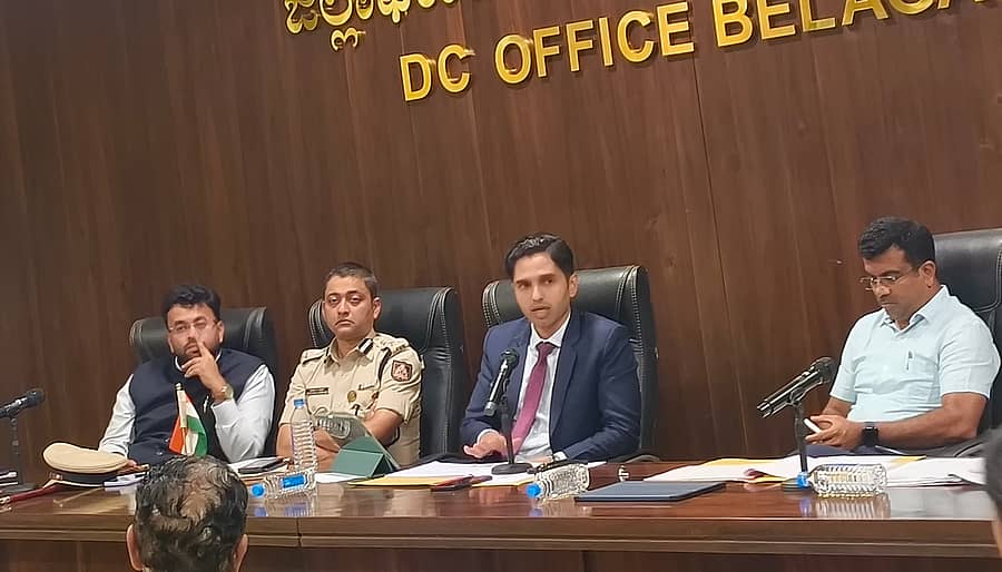 ಬೆಳಗಾವಿಯಲ್ಲಿ ಮಂಗಳವಾರ ನಡೆದ ಜಿಲ್ಲಾ ಮಟ್ಟದ ದೌರ್ಜನ್ಯ ನಿಯಂತ್ರಣ ಜಾಗೃತಿ ಸಮಿತಿ ಸಭೆಯಲ್ಲಿ ಜಿಲ್ಲಾಧಿಕಾರಿ ಮೊಹಮ್ಮದ್‌ ರೋಷನ್ ಮಾತನಾಡಿದರು