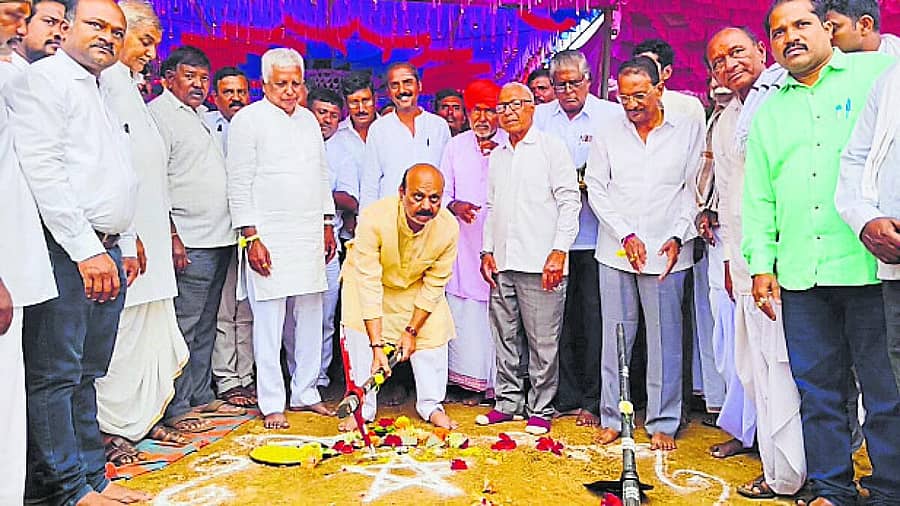 <div class="paragraphs"><p>ಬ್ಯಾಡಗಿ ಪಟ್ಟಣದ ಶಿಡೇನೂರ ರಸ್ತೆಯಲ್ಲಿ ನಿರ್ಮಿಸುತ್ತಿರುವ ಕನಕ ಸಮುದಾಯ ಭವನಕ್ಕೆ ಸಂಸದ ಬಸವರಾಜ ಬೊಮ್ಮಾಯಿ ಅವರು ಭೂಮಿ ಪೂಜೆ ನೆರವೇರಿಸಿದರು</p></div>